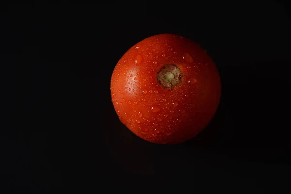 鲜红色西红柿 水滴与黑色背景隔离 — 图库照片