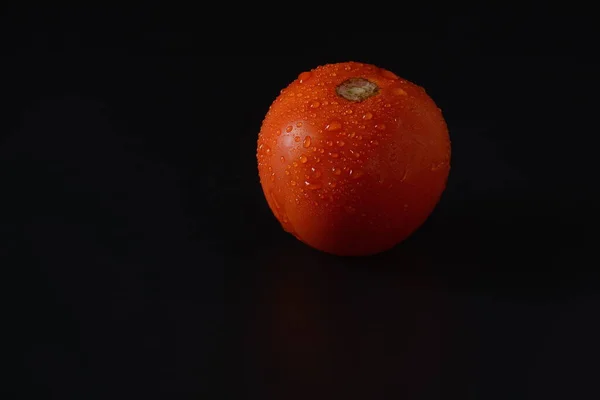 Färsk Röd Tomat Med Vatten Droppar Isolerad Svart Bakgrund — Stockfoto
