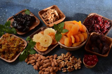 Kurumuş ve kurutulmuş meyvelerin ahşap tepsilerde karışımı. Yukarıdan bak. Yahudi bayramı Tu BiShvat 'ın sembolleri.