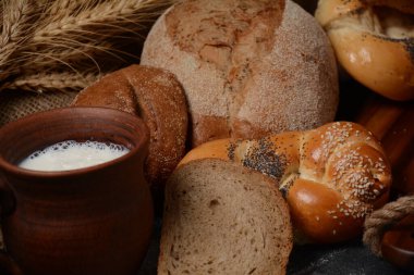 Çeşitli ekmeklerle kompozisyon