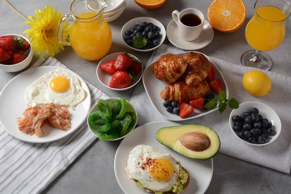 Desayuno Saludable Tostadas Con Aguacate Huevo Tocino Huevos Frutas Frescas —  Fotos de Stock