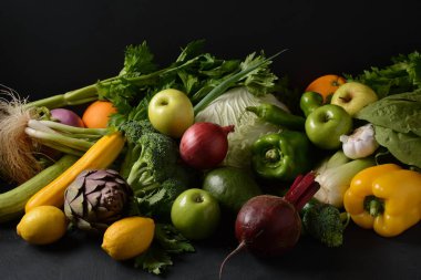 Taze meyve ve sebze çeşitleri. Sağlıklı yemek geçmişi. Süpermarkette alışveriş yapmak.