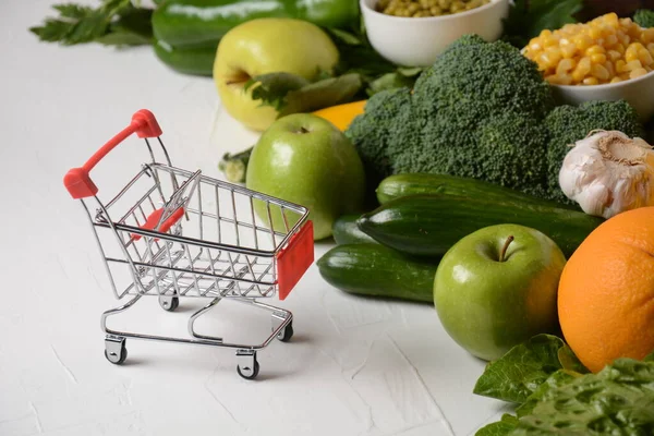 Carrinho Carrinho Compras Diferentes Frutas Legumes Frescos Para Layout Sortimento — Fotografia de Stock