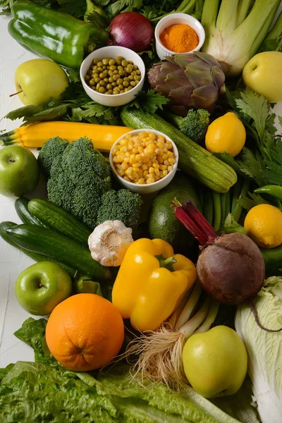 新鮮な果物や野菜の盛り合わせ 健康的な食べ物の背景 スーパーマーケットでの買い物 — ストック写真