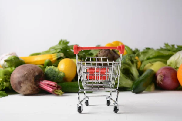 Carrinho Carrinho Compras Diferentes Frutas Legumes Frescos Para Layout Sortimento — Fotografia de Stock