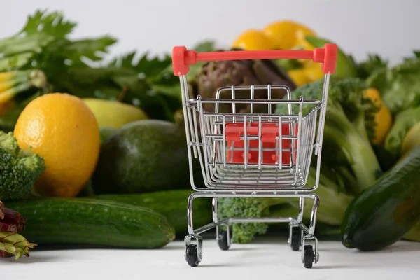 Carrinho Carrinho Compras Diferentes Frutas Legumes Frescos Para Layout Sortimento — Fotografia de Stock