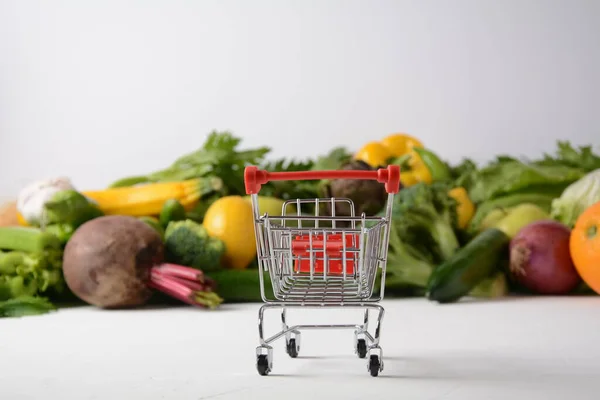 Einkaufswagen Und Verschiedene Frische Obst Und Gemüsesorten Zur Aufteilung Sortiment — Stockfoto