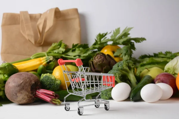 Carrinho Carrinho Compras Diferentes Mantimentos Fundo Alimentar Saudável Alimentos Saudáveis — Fotografia de Stock