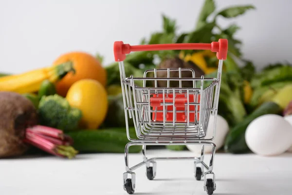 Einkaufswagen Und Verschiedene Lebensmittel Gesundes Essen Hintergrund Gesunde Ausgewogene Ernährung — Stockfoto