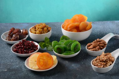 Kurutulmuş meyve ve fındık karışımı. Kivi, kayısı. Yahudi bayramı Tu BiShvat 'ın sembolleri.