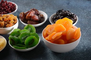 Kurutulmuş meyve ve fındık karışımı. Kivi, kayısı. Yahudi bayramı Tu BiShvat 'ın sembolleri.