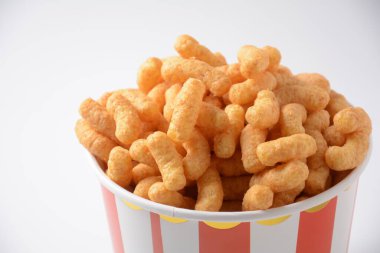 İsrail 'in ünlü aperatifi Bamba. Fıstık ezmesinden yapılmış. Fıstık çevirme ya da fıstık ezmesi.