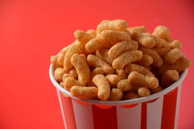 İsrail 'in ünlü aperatifi Bamba. Fıstık ezmesinden yapılmış. Fıstık çevirme ya da fıstık ezmesi.