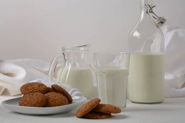 Beyaz Arka Planda Sütlü Çikolatalı Kurabiyeler — Stok fotoğraf