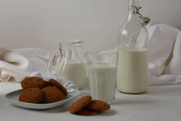 Schokoladenkekse Mit Milch Auf Weißem Hintergrund — Stockfoto