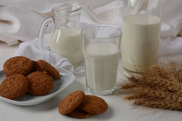 Шоколадное Печенье Молоком Белом Фоне — стоковое фото