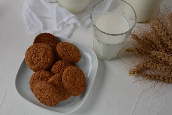 Schokoladenkekse Mit Milch Auf Weißem Hintergrund — Stockfoto