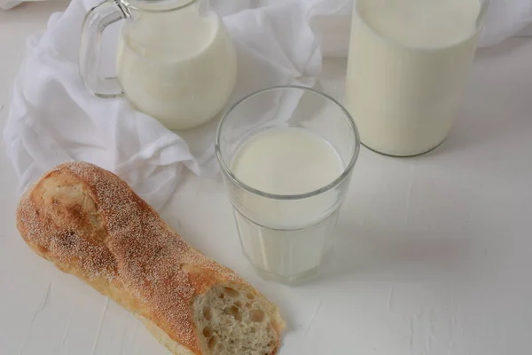 Багет Молоком Белом Фоне — стоковое фото