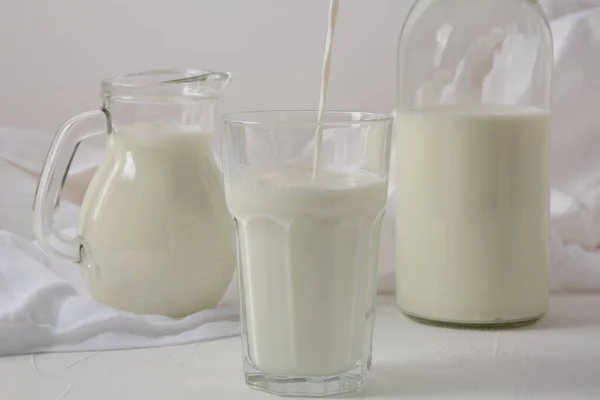 Молоко Стакане Банке Бутылке Белом Фоне — стоковое фото