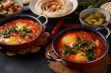 Shakshouka, domates sosunda haşlanmış yumurta, zeytin yağı, biber, soğan ve sarımsak, Akdeniz mutfağı