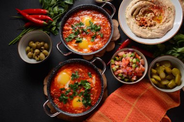 Shakshouka, domates sosunda haşlanmış yumurta, zeytin yağı, biber, soğan ve sarımsak, Akdeniz mutfağı