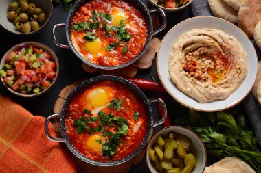 Shakshouka, domates sosunda haşlanmış yumurta, zeytin yağı, biber, soğan ve sarımsak, Akdeniz mutfağı