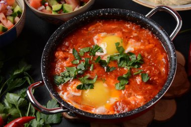 Shakshouka, domates sosunda haşlanmış yumurta, zeytin yağı, biber, soğan ve sarımsak, Akdeniz mutfağı