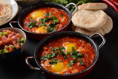 Shakshouka, domates sosunda haşlanmış yumurta, zeytin yağı, biber, soğan ve sarımsak, Akdeniz mutfağı