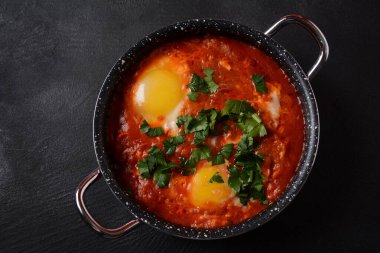 Shakshouka, domates sosunda haşlanmış yumurta, zeytin yağı, biber, soğan ve sarımsak, Akdeniz mutfağı
