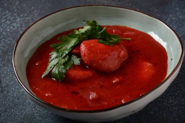 Sıcak kırmızı pancar çorbası, ünlü bir ortadoğu hamur köftesi çorbası, bir kase içinde servis edilir. Geleneksel bir Yahudi-Iraklı matfuniya kış çorbası. Levantine tabağı bulgur, kıymalı soğan, kıymalı biftek.
