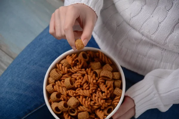 Skål Israelske Bissli Hvedesnacks Med Forskellige Smag Former Pigens Hænder - Stock-foto