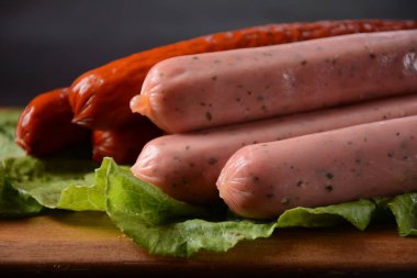 Mangal için domatesli çiğ sosis..