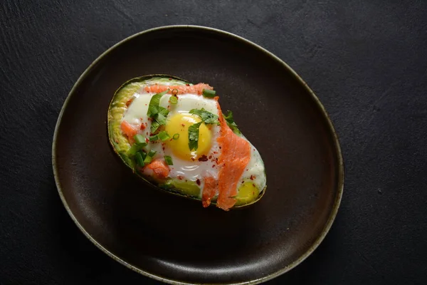 Salmone Affumicato Forno Uovo Avocado Cibo Chetogeno Basso Contenuto Carboidrati — Foto Stock