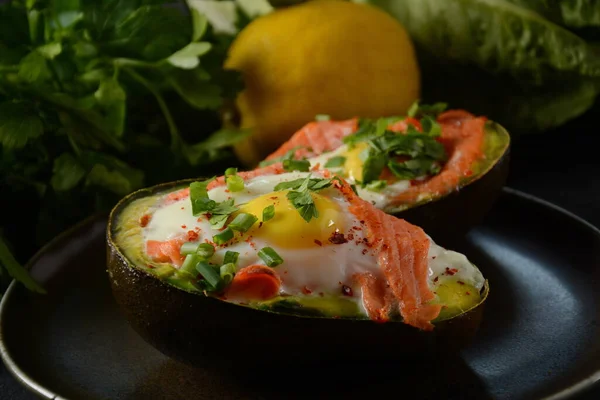 ベイクドスモークサーモン アボカドの卵 ケトゲンケトローカルブ食 — ストック写真