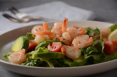 Karides ve kiraz domatesli avokado salatası. Deniz ürünleri kahvaltısı.