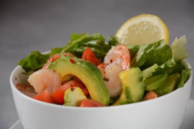 Karides ve kiraz domatesli avokado salatası. Deniz ürünleri kahvaltısı.