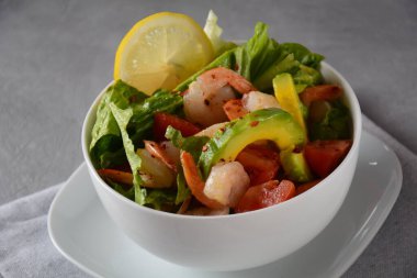 Karides ve kiraz domatesli avokado salatası. Deniz ürünleri kahvaltısı.