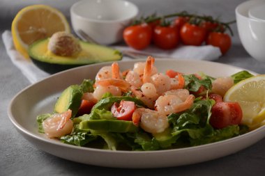 Karides ve kiraz domatesli avokado salatası. Deniz ürünleri kahvaltısı.