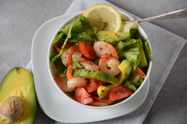 Karides ve kiraz domatesli avokado salatası. Deniz ürünleri kahvaltısı.