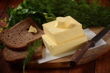 Tereyağı. Maydanozlu ve ekmekli tereyağı dilimleri