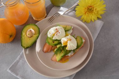 Avokado ile haşlanmış yumurta ve sandviç. Sağlıklı kahvaltı ya da atıştırmalık ekmek üzerine dilimlenmiş avokado ve yumurta.
