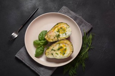 Fırında avokado ve parmesanlı yumurta teknesi, fesleğen.