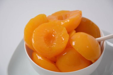 Seramik kasede tatlı şeftali konserveleri