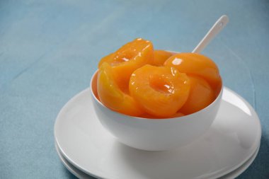 Seramik kasede tatlı şeftali konserveleri