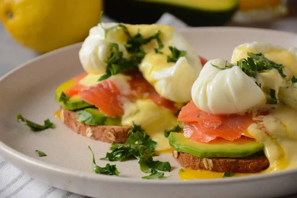 Ovos Benedict Com Salmão Defumado Fatias Abacate Molho Holandês — Fotografia de Stock