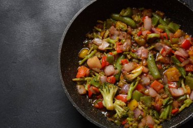 Kızarmış sebze karışımı havuç, brokoli, biber, kırmızı soğan ve bezelye. Sağlıklı yemek.