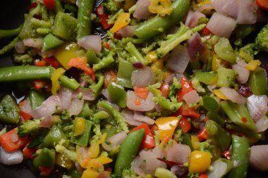 Kızarmış sebze karışımı havuç, brokoli, biber, kırmızı soğan ve bezelye. Sağlıklı yemek.