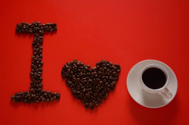 Bir fincan kahve ve fasulye. Kahve konseptine bayılırım..