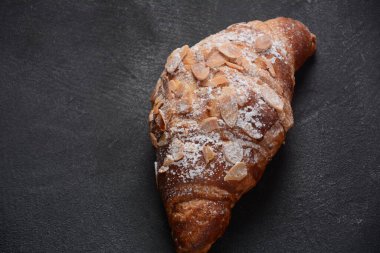 Geleneksel Fransız kahvaltı kruvasanı. Beyaz arka planda badem var.