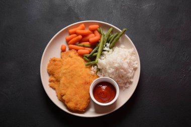 İsrail şnitzeli tavuk ya da hindi göğsünden yapılmış çırpılmış yumurta ve ekmek kırıntılarıyla kaplanmış.